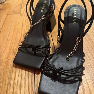 Alohas Black Strappy Sandals Sz 6